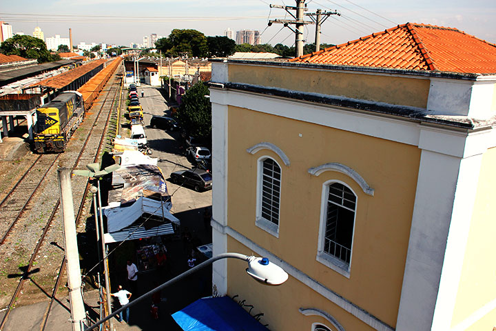 Rua Dea Freire entre o edifício onde funcionou a Light (Em primeiro plano) e, à esquerda, a Estrada de Ferro Central do Brasil.