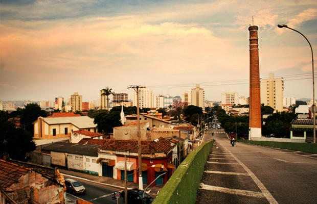 Chaminé da Fábrica Velha da C.T.I., no cruzamento da Rua 4 de Março com a Avenida 9 de Julho.