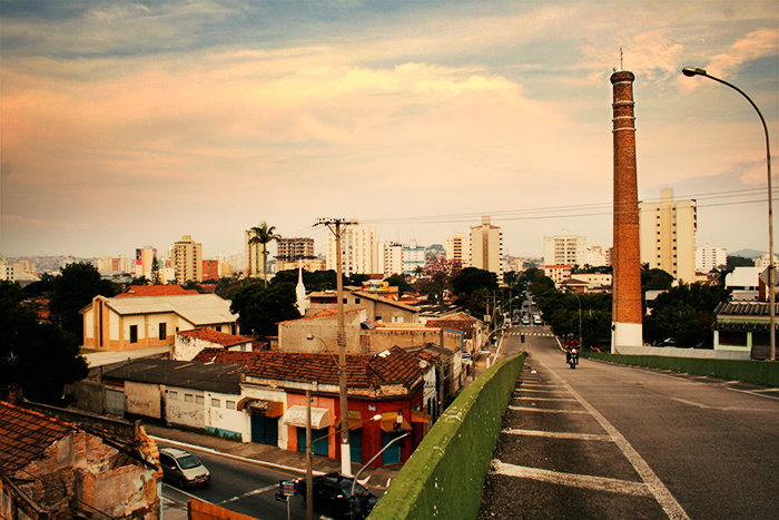 Chaminé da Fábrica Velha da C.T.I., no cruzamento da Rua 4 de Março com a Avenida 9 de Julho.