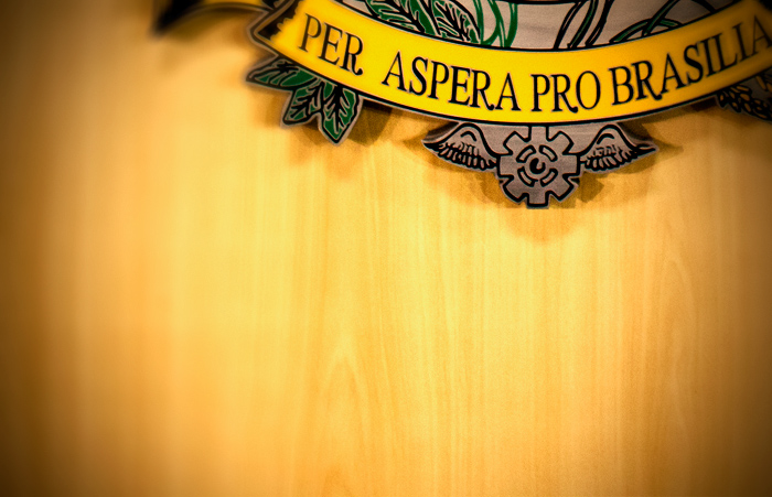 Detalhe do Brasão de armas, na Câmara Municipal de Taubaté, que mostra a Coroa dentada e as Asas de Mercúrio. 