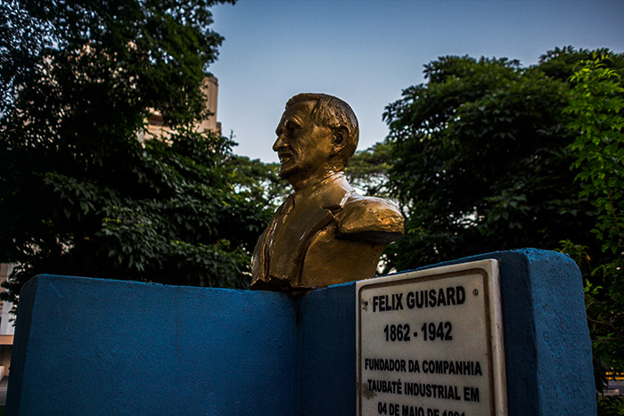 Busto de Felix Guisard na Praça da C.T.I. (Angelo Rubim/Almanaque Urupês)