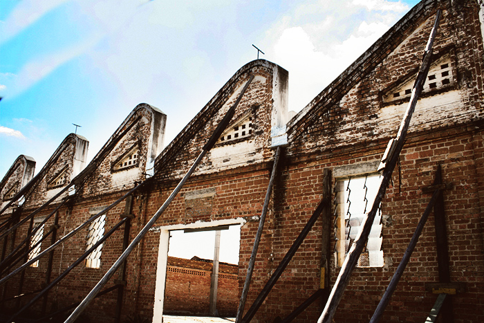 Detalhe do que restou da fachada de um dos galpões da antiga Companhia Fabril de Juta. (Angelo Rubim/Almanaque Urupês)