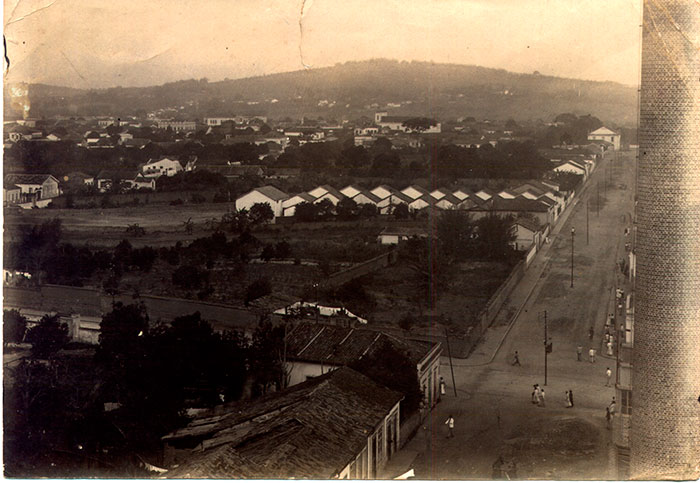 Vista da cidade de Taubaté a partir da Chaminé da C.T.I., entre os anos 10 e 20. Acervo Antonio Mello Junior.