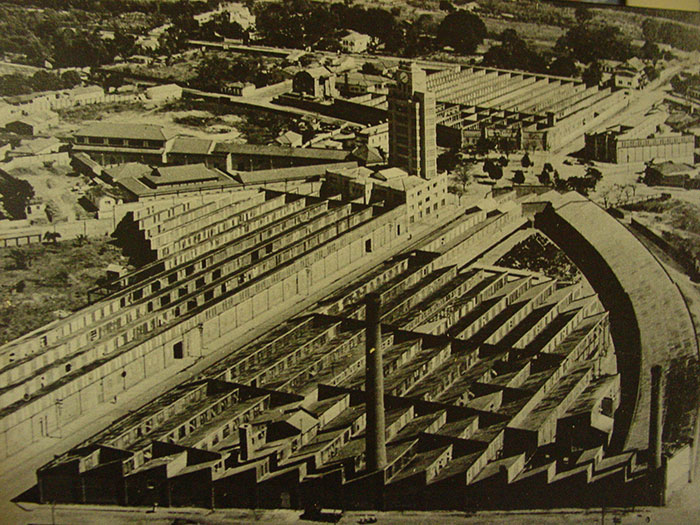 Complexo da C.T.I. nos anos 1950. A chaminé em primeiro plano. Acervo MISTAU